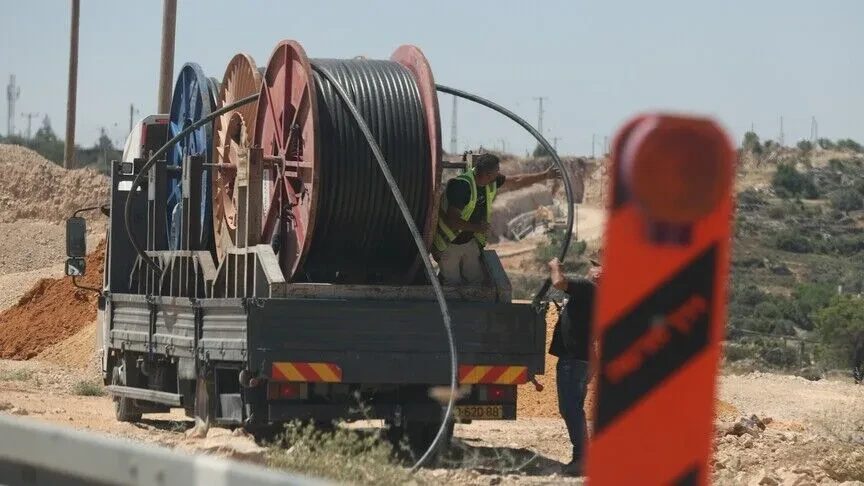 izraeli-nenshkruan-marreveshje-2,3-miliarde-dollare-per-te-zgjeruar-vendbanimet-e-paligjshme-ne-bregun-perendimor