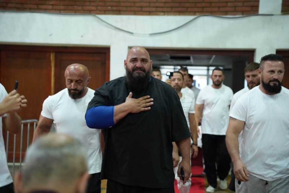“hulku-i-kosoves”-thyen-rekordin-guiness-per-mbajtjen-e-peshes-me-te-rende-mbi-trup