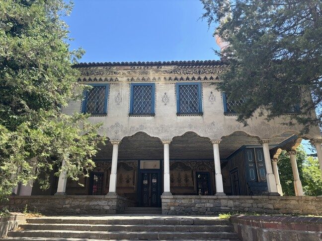 bullgari,-xhamia-bajrakli-e-preiudhes-osmane-dallohet-me-dekorimet-e-saj-te-stilit-barok