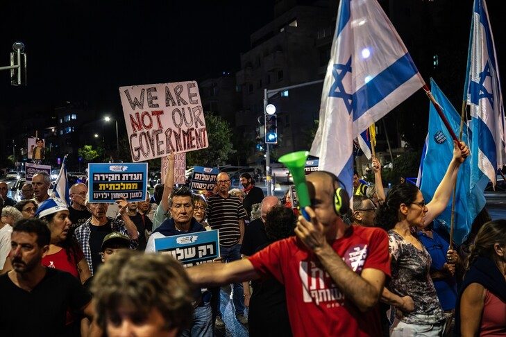 aktivistet-izraelite-mblidhen-ne-kuds-per-te-protestuar-kunder-kryeministrit-izraelit-netanyahu