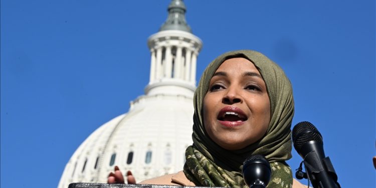 gruaja-e-pare-muslimane-ne-kongres-dhe-beteja-e-saj-me-trumpin