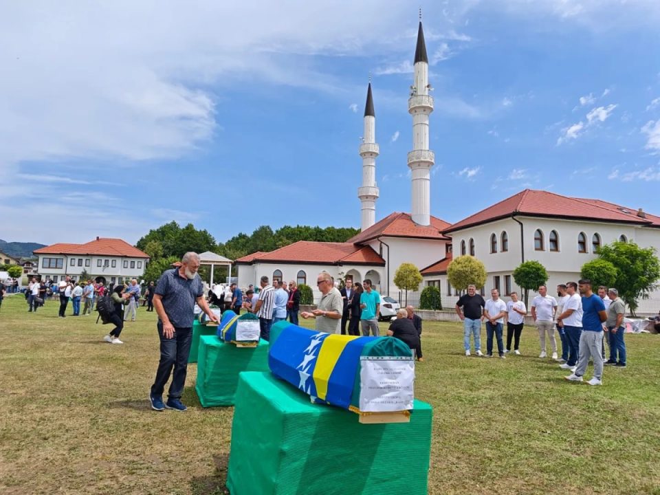 bosnje-e-hercegovine,-falet-namazi-i-xhenazes-per-pese-viktimat-e-vrara-ne-vitin-1992
