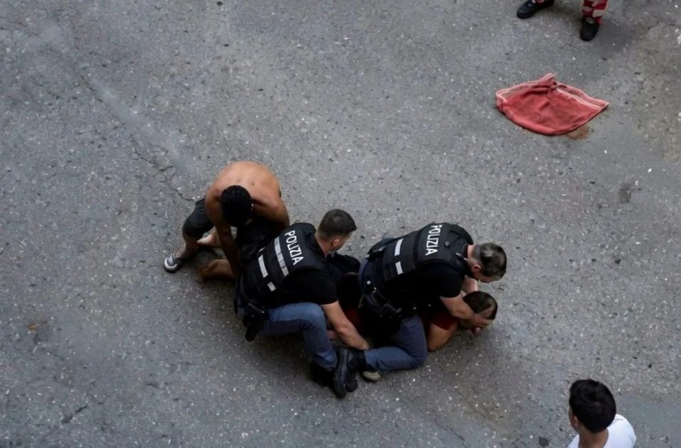 emigranti-musliman,-viktime-e-nje-policie-qe-duket-se-e-ka-harruar-misionin-e-saj…