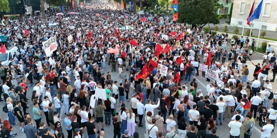 kush-po-e-mbjell-faren-e-percarjes-se-protestes?