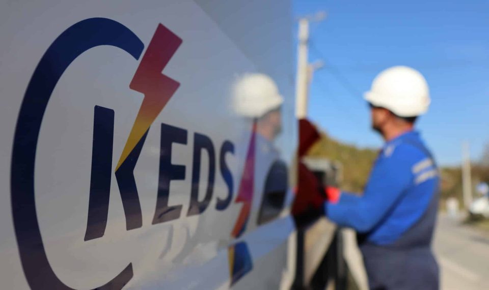 ererat-e-forta-shkaktojne-prishje-ne-rrjetin-elektrik,-keds-del-ne-terren-per-intervenime