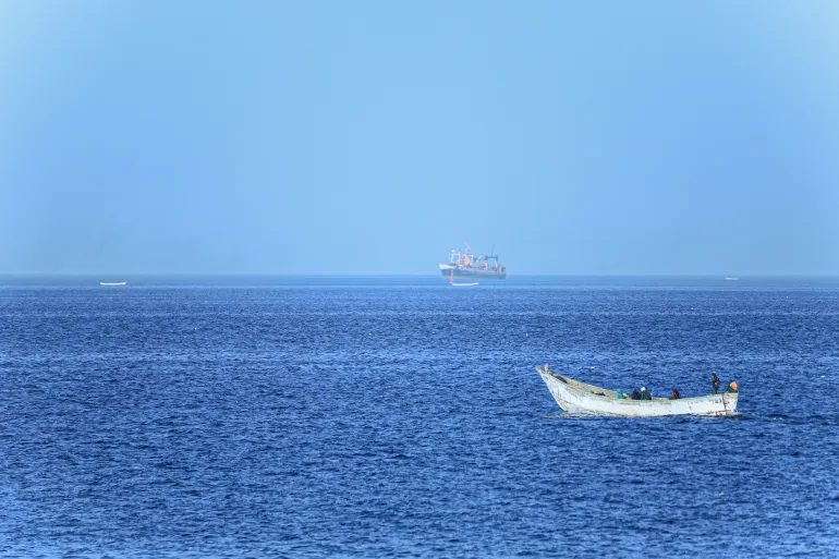 mbi-140-te-vdekur-dhe-te-zhdukur-pasi-anija-me-refugjate-mbeti-e-bllokuar-ne-mauritani