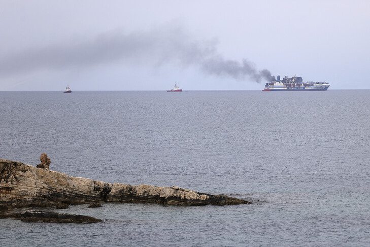 irani:-nje-cisterne-nafte-u-godit-nga-nje-shperthim-ne-hormuz,-dy-anije-u-kthyen-mbrapsht