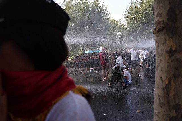 kaos-brenda-e-jashte-kuvendit,-6-police-te-plagosur-dhe-17-protestues-ne-spital