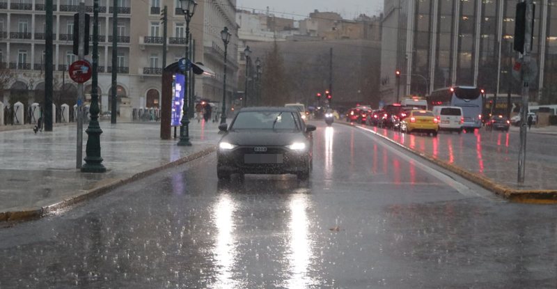 moti-ekstrem-godet-greqine:-permbytje,-peme-te-rrezuara-dhe-100-mije-shkarkime-elektrike