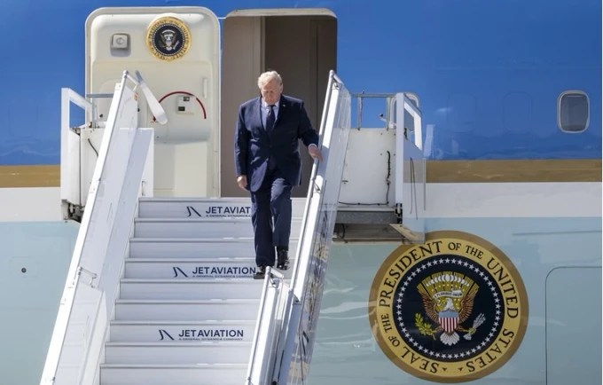 trumpi-nderroi-aeroplanin-presidencial-ne-mes-te-udhetimit-pas-paralajmerimit-te-sherbimit-sekret
