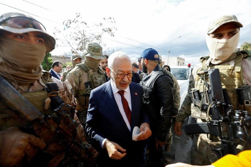 ekipi-mbrojtes-i-ghannouchit-u-kerkon-autoriteteve-tuniziane-te-lejojne-qasjen-te-lideri-i-ennahdas-i-burgosur