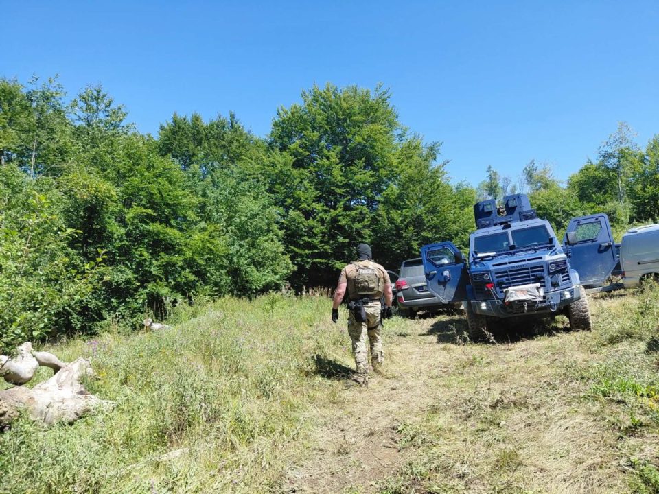njesitet-e-policise,-eulex-it-ne-lokacionin-e-dyshuar-per-varreze-masive-ne-kalluder-te-zubin-potokut