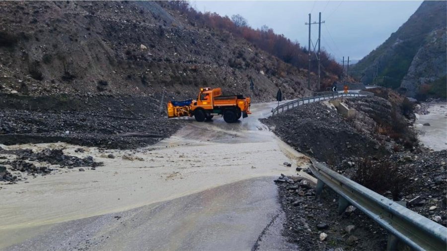 reshjet-e-fundit-shkaktojne-renie-guresh-ne-disa-rruge-ne-veri-te-shqiperise