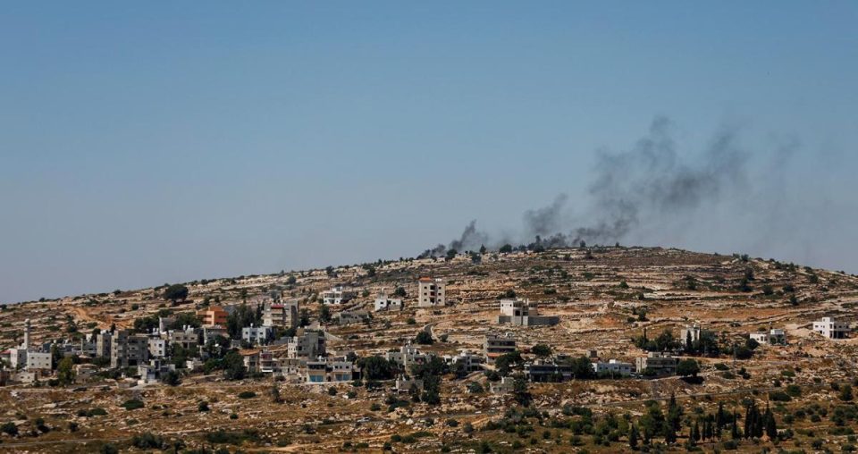 sulme-te-koloneve-ne-te-gjithe-bregun-perendimor:-dy-palestineze-rrembehen-dhe-nje-automjet-digjet