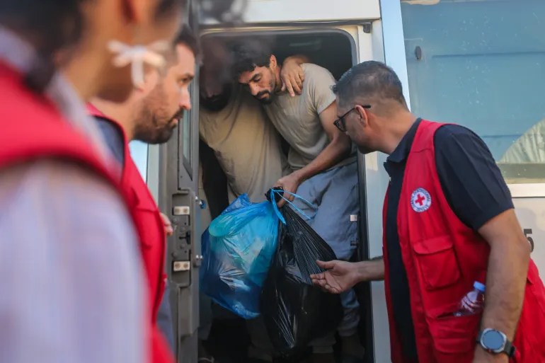 60-palestineze-te-ndaluar-nga-izraeli-kthehen-ne-gaza-dhe-rrefejne-abuzimet