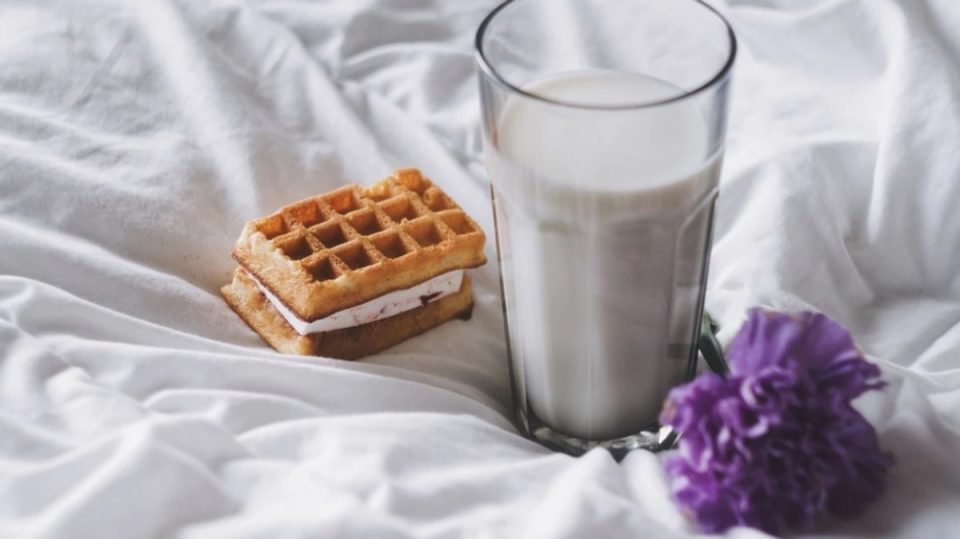 kur-eshte-qumeshti-nje-zgjedhje-me-e-mire-per-hidratim-sesa-uji?