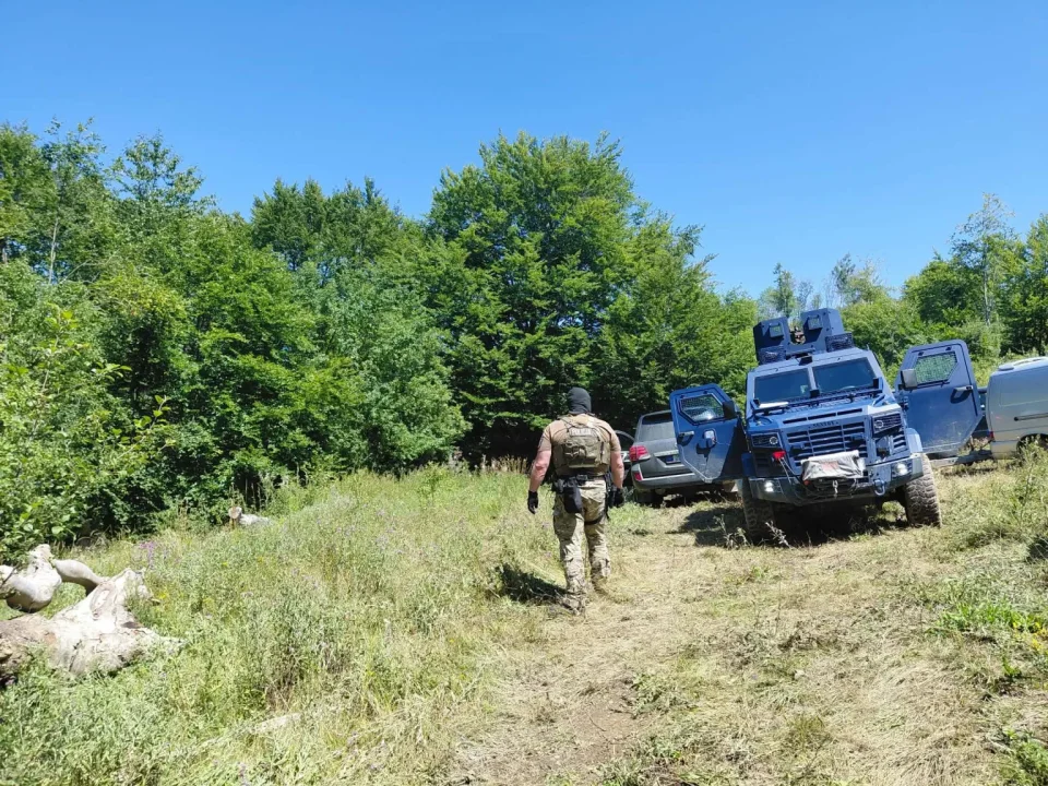 njesitet-e-policise,-eulex-it-ne-lokacionin-e-dyshuar-per-varreze-masive-ne-kalluder-te-zubin-potokut