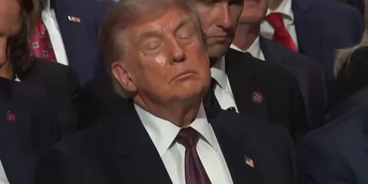 furtuna-qe-shkaktoi-trump-me-“gjumin”-e-tij-ne-funeralin-e-nje-sionisti-te-pashpirt