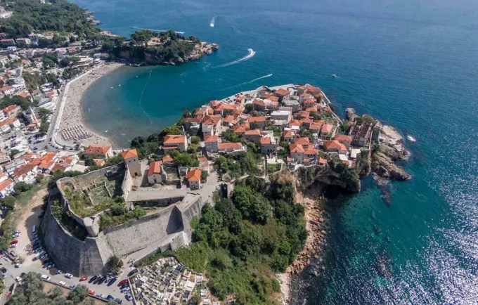emerimi-i-nje-zyrtareje-qe-votoi-kunder-njohjes-se-kosoves-shkakton-debat-ne-mal-te-zi