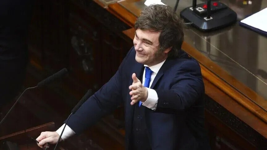 presidenti-argjentinas-nenshkruan-dekretin-per-bllokimin-dhe-debimin-e-te-huajve-per-gjuhe-urrejtjeje