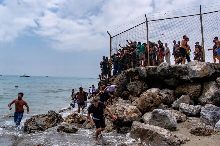 ceuta-perballet-me-vale-migrantesh,-mijera-persona-kalojne-kufirin-nga-maroku