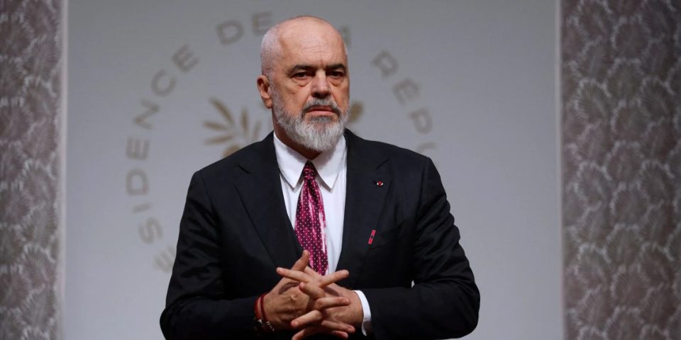 pushteti-si-rera,-rreshqet-nje-dite-nga-duart!