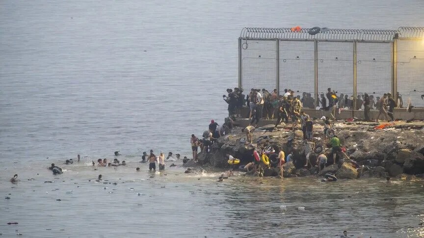 politikane-dhe-komentues-spanjolle-akuzojne-izraelin-se-po-nxit-kaos-per-krizen-e-emigracionit-ne-ceuta