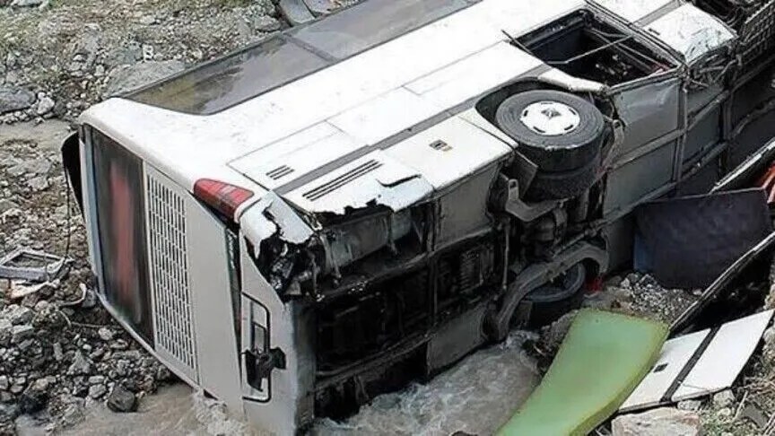 te-pakten-25-te-vrare-dhe-44-te-plagosur-nga-permbysja-e-nje-autobusi-udhetaresh-ne-veri-te-algjerise