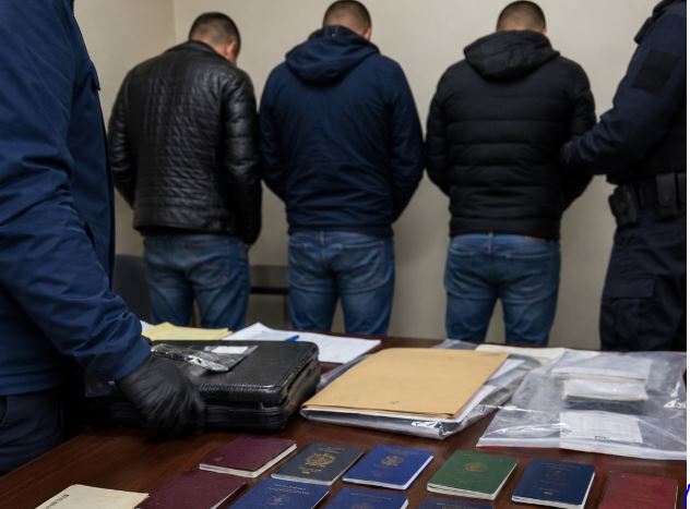 tentuan-te-realizonin-shitblerje-tokash-ne-vlere-prej-1.55-milione-eurosh-me-dokumente-te-falsifikuara,-arrestohen-tre-persona