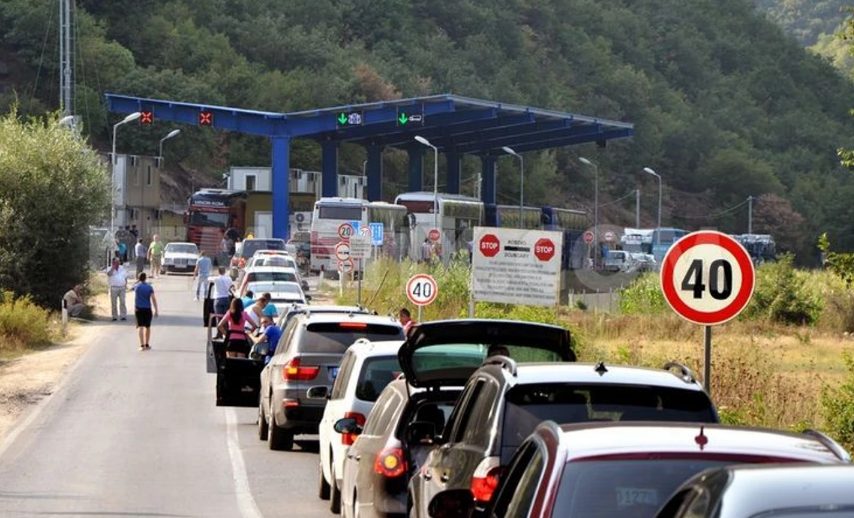 fluks-i-madh-ne-pikat-kufitare,-pritjet-po-zgjasin-mbi-dy-ore-e-gjysme