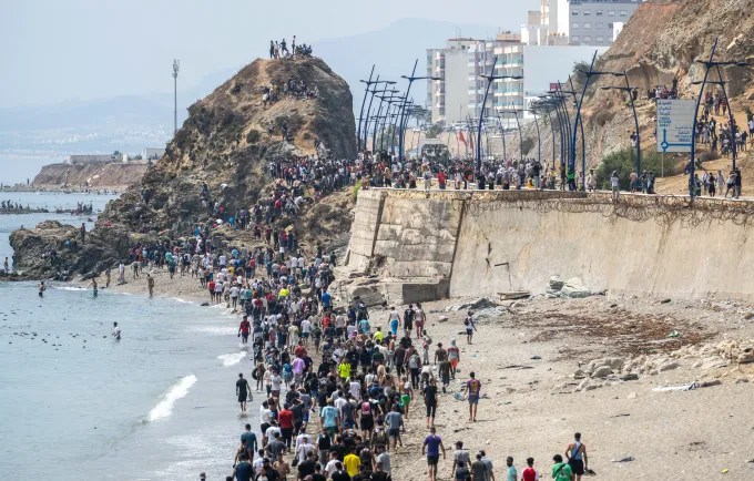 emigrantet-thone-se-uria-dhe-armiqesia-i-detyruan-te-kthehen-nga-ceuta-ne-marok