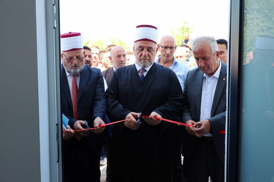 me-tekbire-e-salavate-perurohet-xhamia-e-re-ne-shiroke-te-suharekes