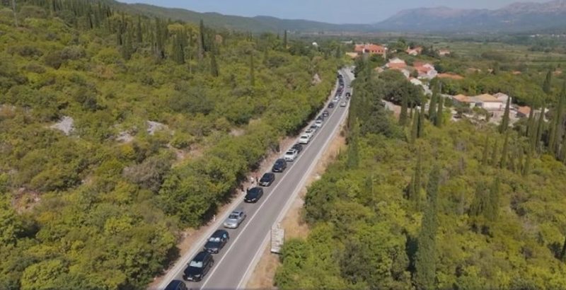 situate-kaotike-ne-kufitin-kroaci-mal-te-zi,-kolone-makinash-prej-20-kilometrash