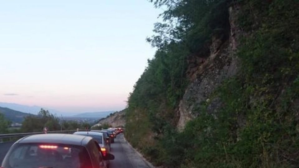 pritje-deri-ne-nje-ore-ne-disa-pika-kufitare-te-kosoves