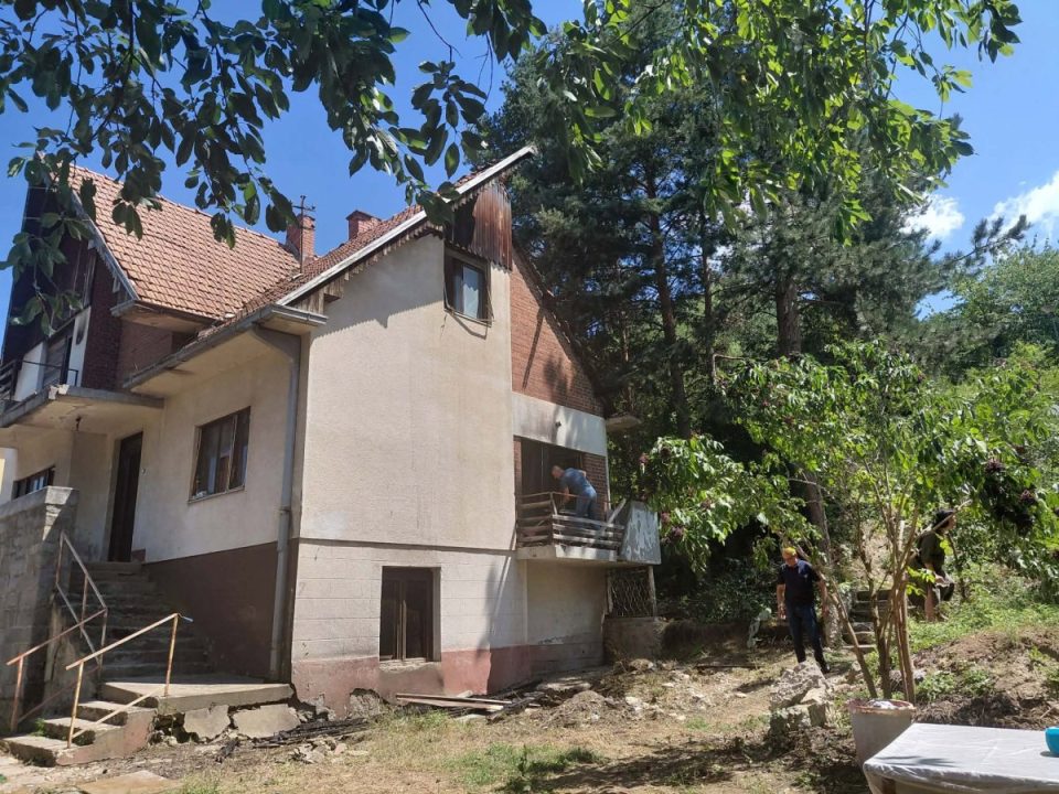 u-rikthyen-pas-28-vitesh,-shtepise-se-familjes-berisha-ne-zvecan-i-vihet-zjarri