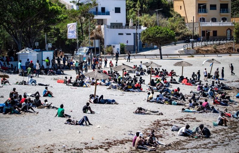 ceuta-ne-gjendje-te-renduar,-mijera-persona-mbeten-aty-pas-dyndjes-ne-kufi