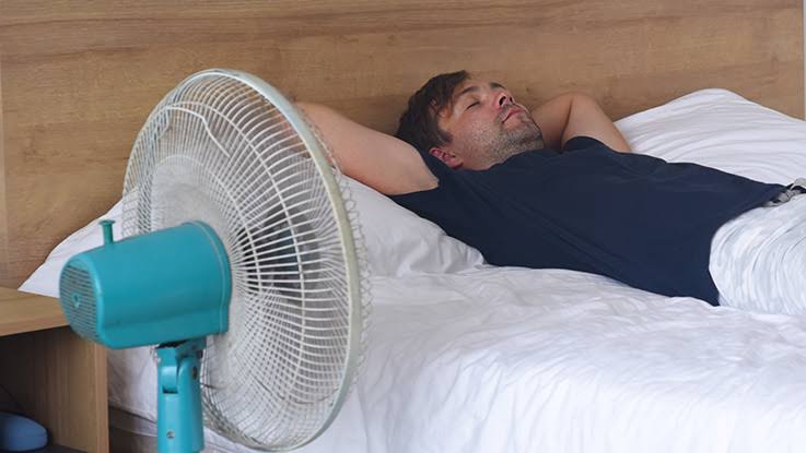ja-pse-nuk-duhet-te-flini-kurre-prane-nje-ventilatori