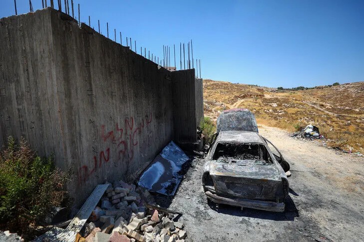 pushtuesit-izraelite-djegin-3-automjete-te-palestinezeve-dhe-demtojne-rrjetin-elektrik-ne-bregun-perendimor