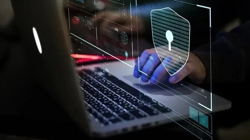 policia-e-dubait-mbylli-103-llogari-te-rreme-ne-mediat-sociale-per-mashtrime-ne-internet