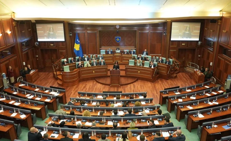 seanca-konstituive-e-kuvendit-te-kosoves/-pritet-zgjedhja-e-kryeparlamentarit-dhe-ngritja-e-institucioneve-te-reja.-palet-ende-pa-marreveshje