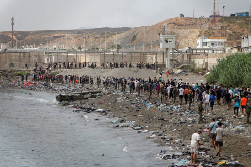 spanja-kerkon-transferimin-e-qindra-te-miturve-emigrante-nga-ceuta-drejt-territorit-kontinental