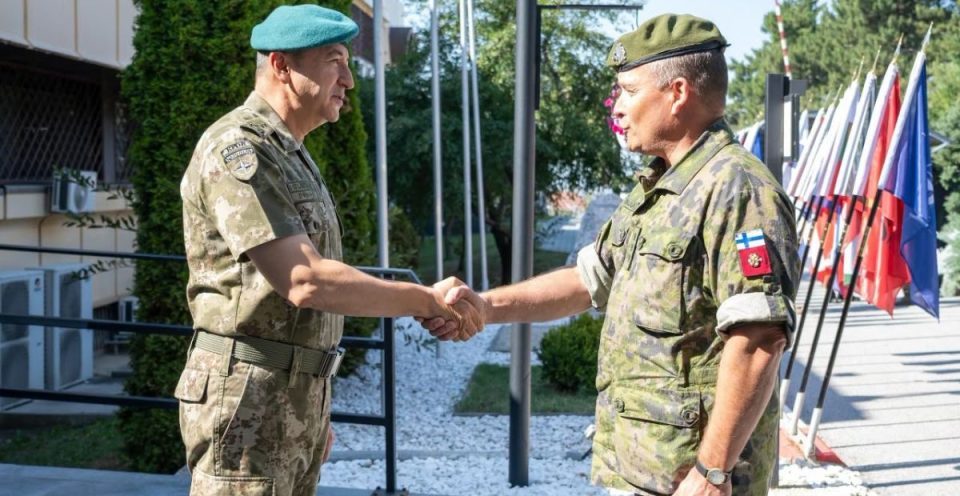 komandanti-i-kfor-it-pret-ne-takim-zyrtarin-e-larte-te-mbrojtjes-se-finlandes,-diskutohet-situata-e-sigurise