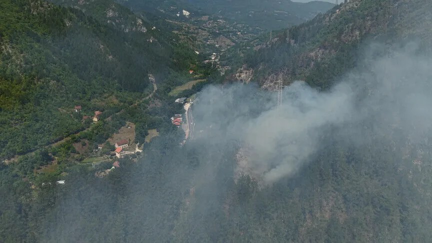helikopteret-ushtarake-nderhyjne-per-shuarjen-e-zjarreve-pyjore-ne-bosnje-e-hercegovine