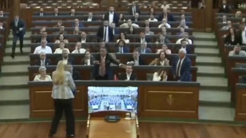 sherr-mes-deputeteve-ne-kuvendin-e-kosoves-–-deputetja-e-aak-gjuan-me-veze-drejt-kurtit!-tensione-ne-seancen-konstituive 