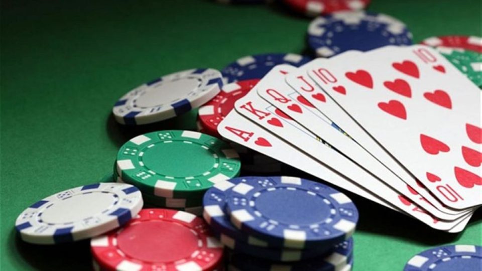 bastisje-per-bixhoz-ne-decan,-gjenden-arme,-fisheke-e-cipa-pokeri-–-tre-te-arrestuar
