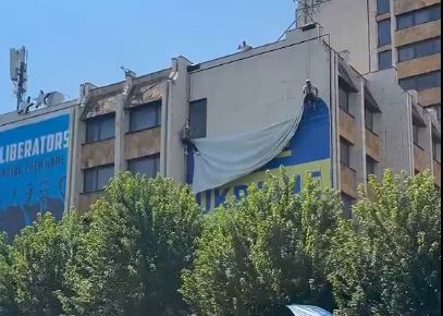 zelensky-ne-beograd-deklaroi-se-nuk-do-te-njohe-pavaresine/-“shteti-i-kosoves-duhet-te-respektohet”,-hiqet-mbishkrimi-“free-ukraine”-ne-prishtine