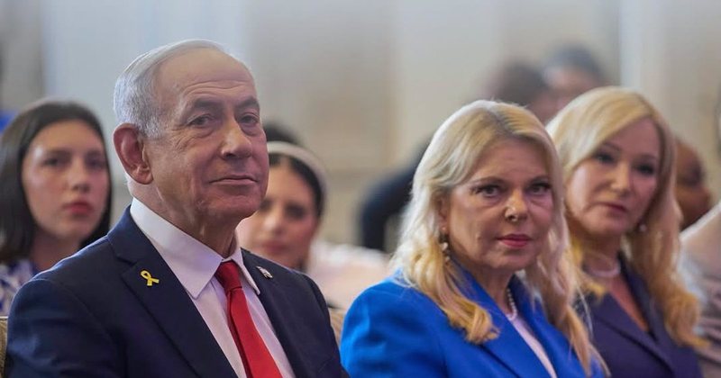 “me-urdheroi-te-pastroja-dyshemene-duke-u-zvarritur”/-ish-punonjesi-akuzon-sara-netanyahun-per-keqtrajtim