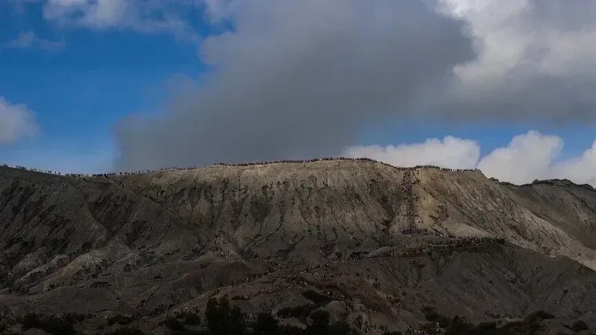 zjarri-ne-malin-bromo-te-indonezise-hyn-ne-diten-e-8-te,-duke-djegur-520-hektare