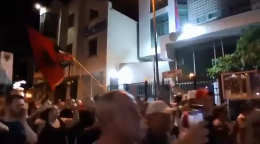 protestuesit-ne-tirane-me-brohoritje-kunder-zelenskyyt-prane-ambasadave-te-ukraines-dhe-serbise