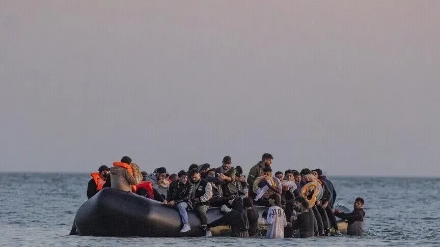 nje-varke-e-vogel-me-230-emigrante-rekord-kalon-kanalin-anglez-per-ne-britani